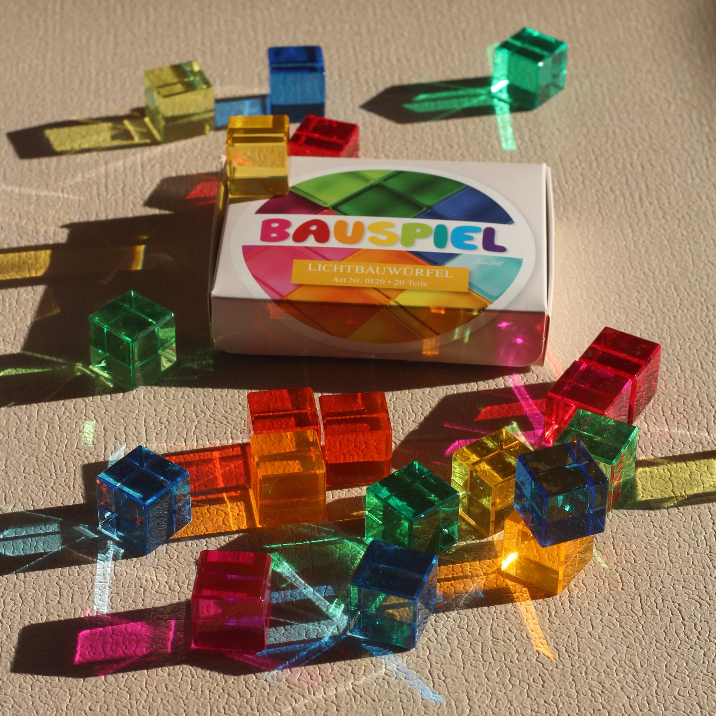 Detail van de Bauspiel Lucent Cubes met transparante gekleurde kubussen
