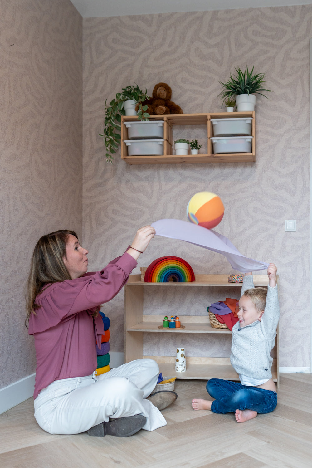 Alt: kind gooit en vangt sensorische ballonbal Little Botanic Label