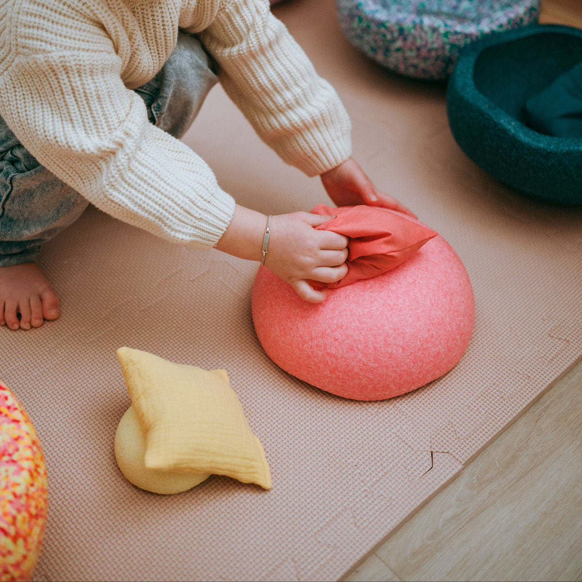 Little Botanic Label Pittenzakje Teddy Purple | Sensorisch Speelgoed | Intoplay