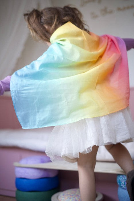 Kind speelt met een regenboogspeeldoek – IMG_5042