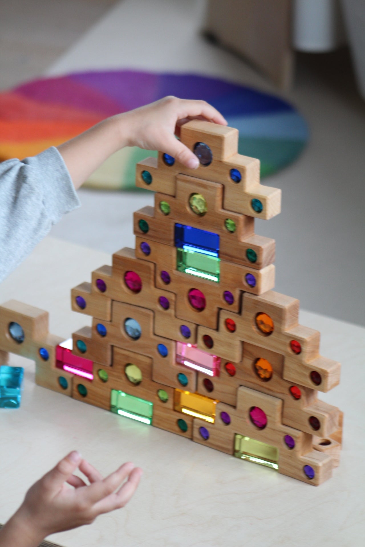 creatief bouwwerk met Bauspiel Colour Staircase en luminous blocks