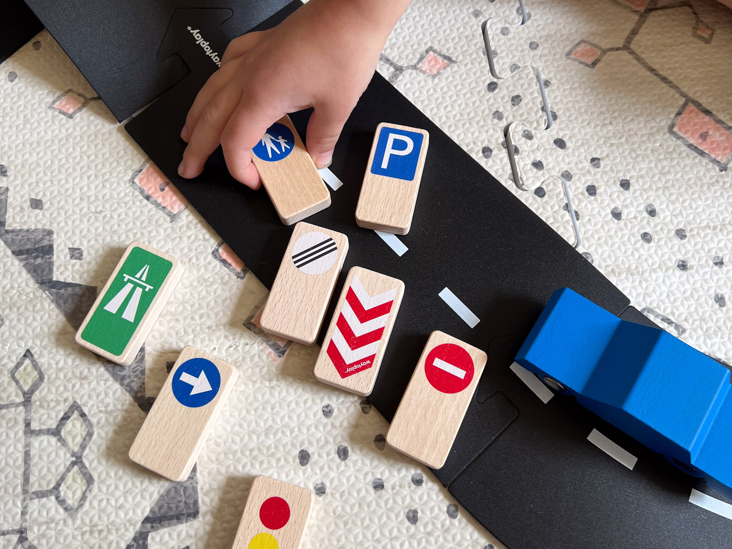 Waytoplay: Roadblocks-traffic signs