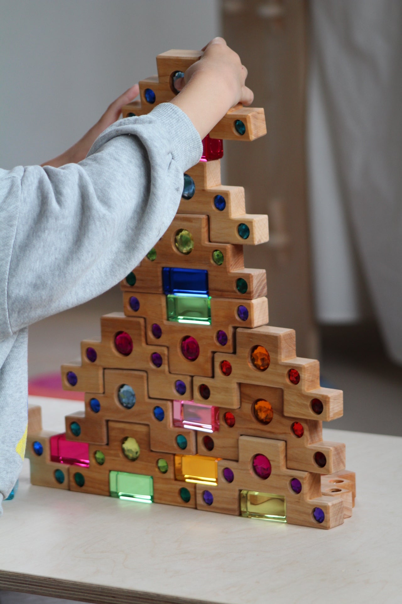 kind bouwt met Bauspiel Colour Staircase en luminous blocks met licht en kleur