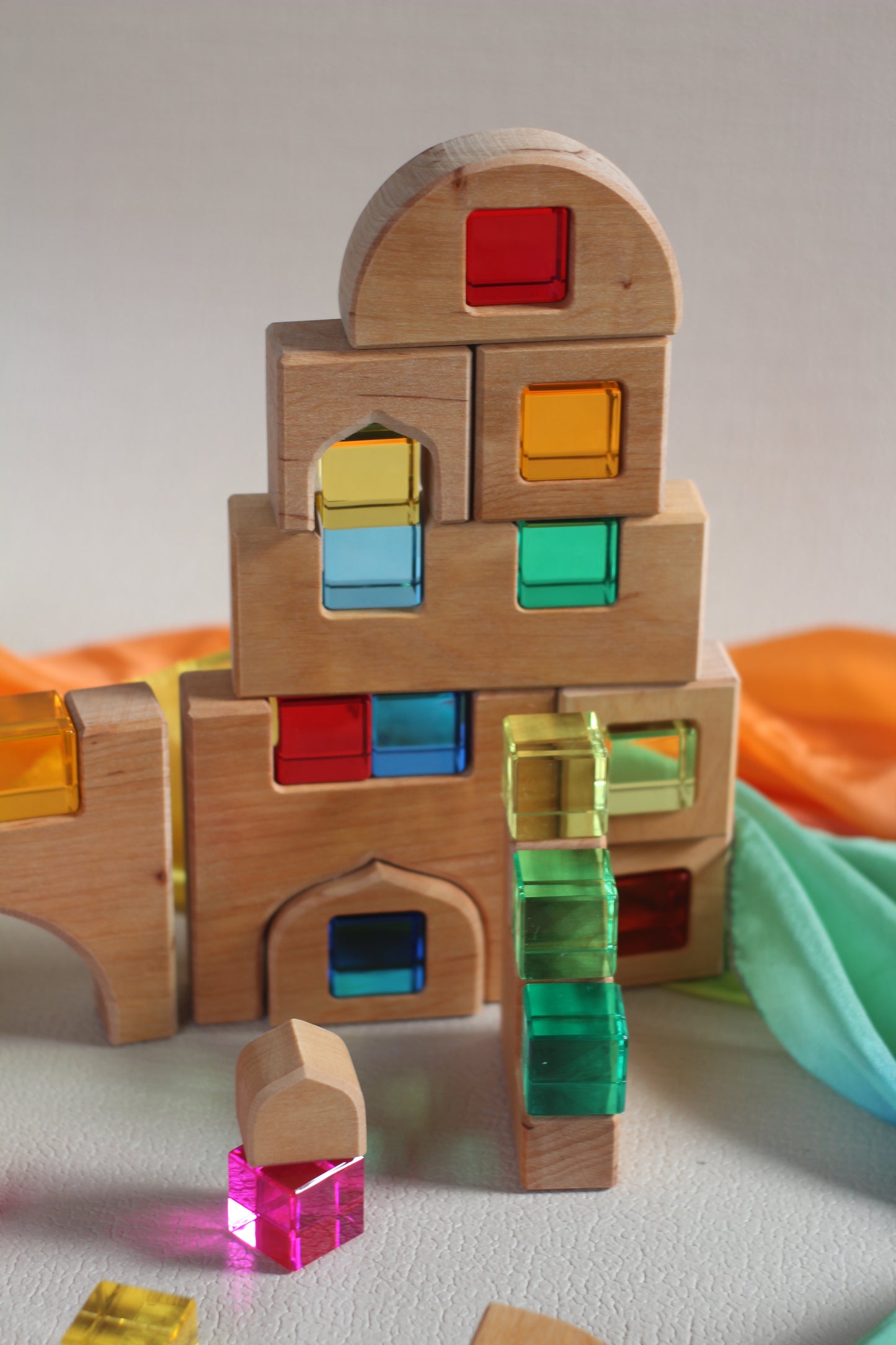 Bauspiel Lucent Castle met transparante blokken die licht doorlaten en kleuren tonen