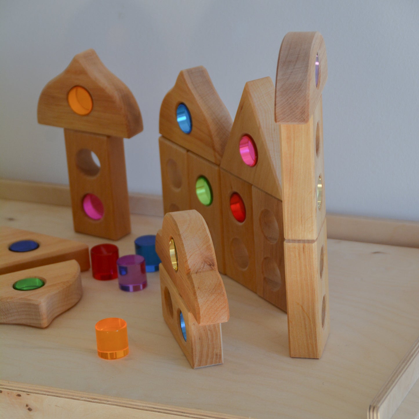 Bouwen met Bauspiel Lucent Cylinders en Peephole Blocks