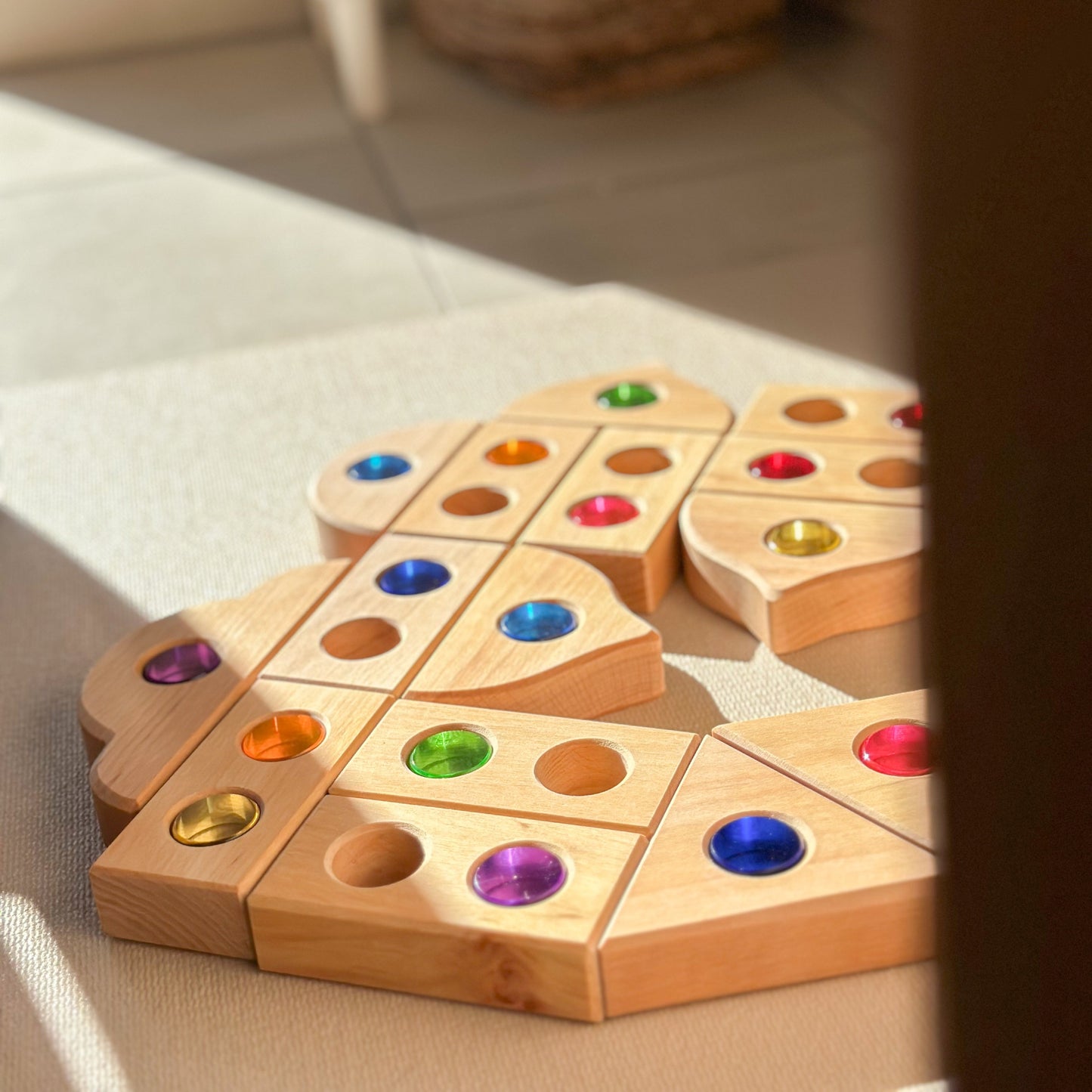 Kind ontdekt licht en kleur met Bauspiel Lucent Cylinders en Peephole Blocks