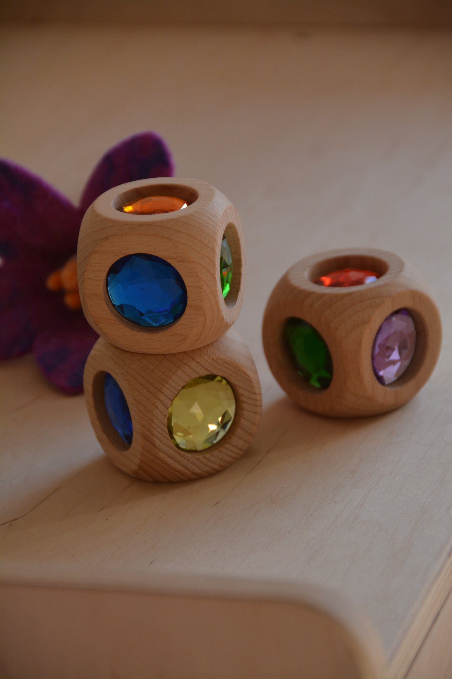 Detail van Bauspiel Magic Cube met transparante gekleurde vlakken in houten frame