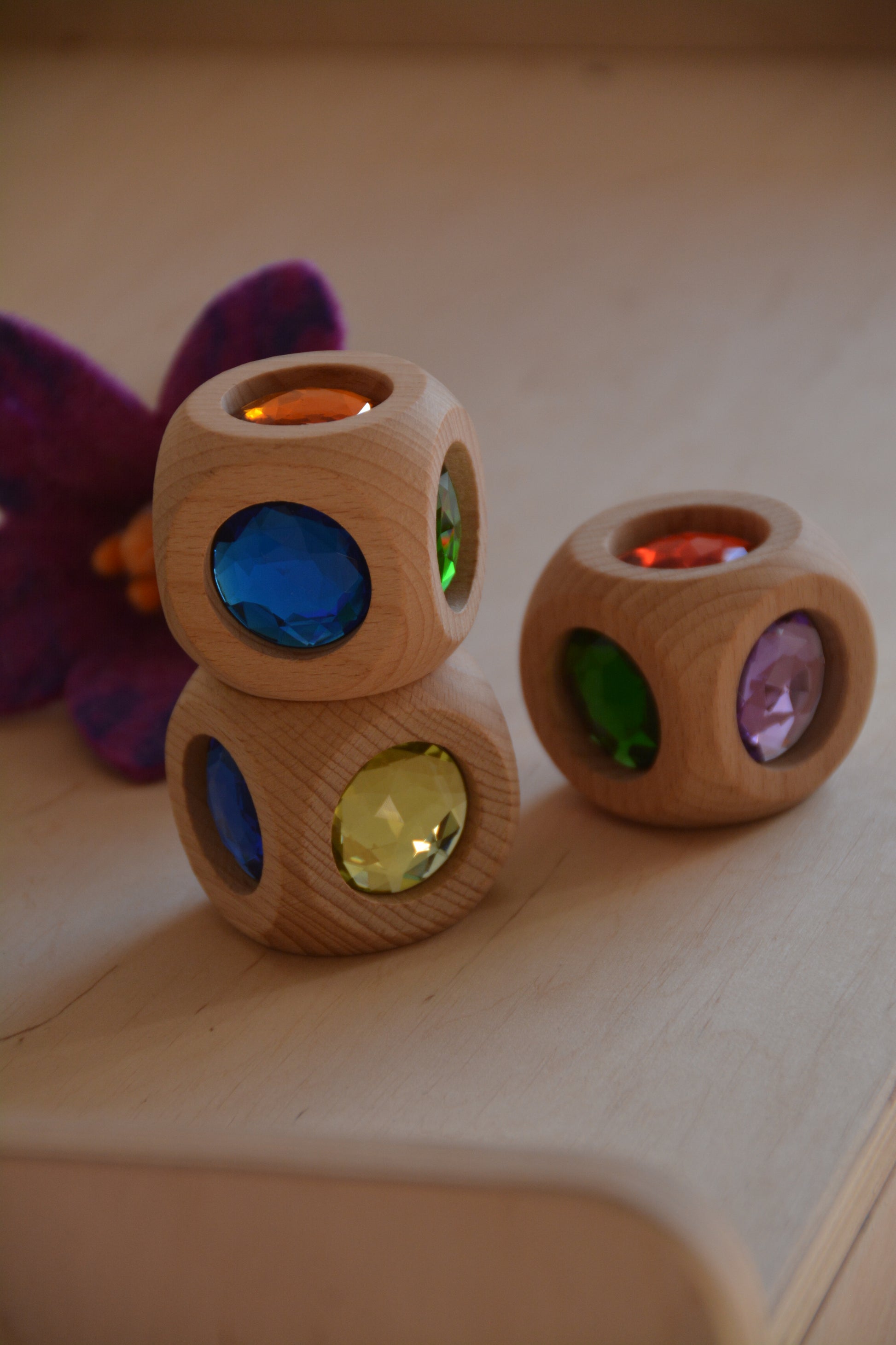 Detail van Bauspiel Magic Cube met transparante gekleurde vlakken in houten frame