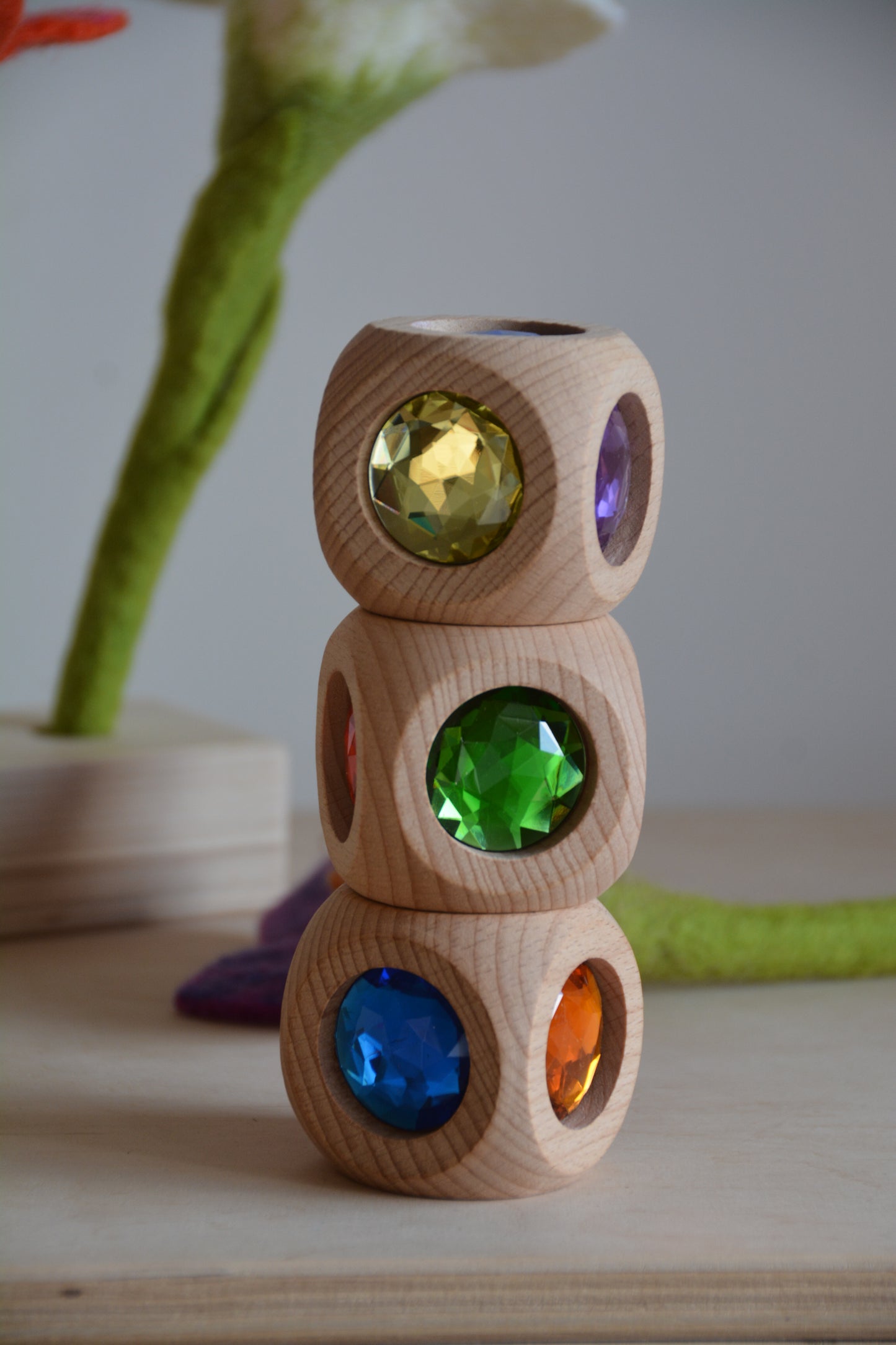 Bauspiel Magic Cube reflecteert licht en toont kleurrijke transparante vlakken