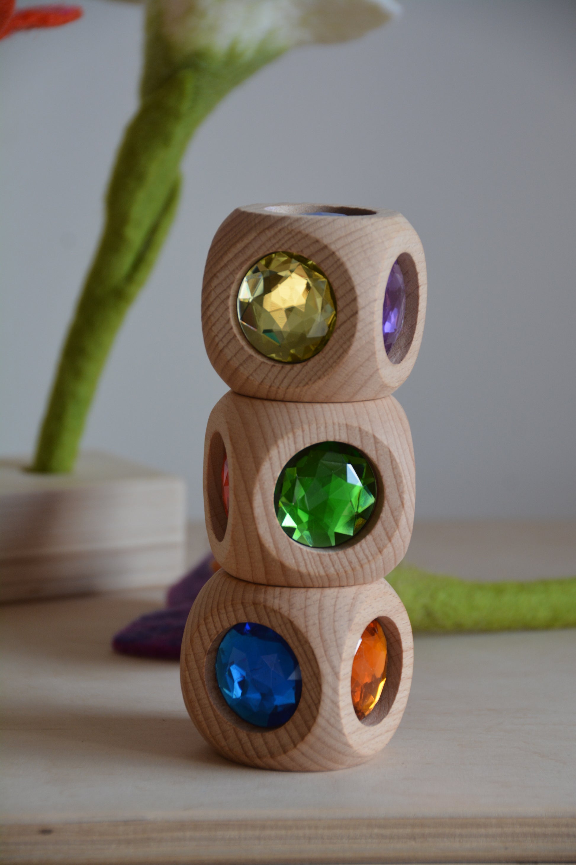 Bauspiel Magic Cube reflecteert licht en toont kleurrijke transparante vlakken
