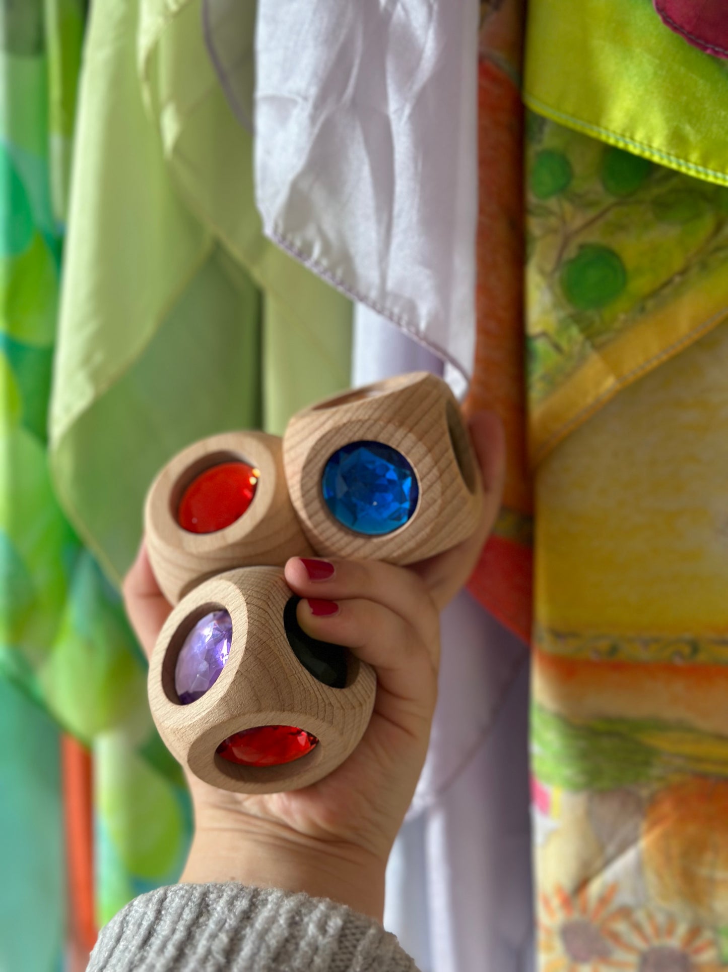 Kinderen ontdekken licht en kleur met Bauspiel Magic Cube tijdens vrij spel