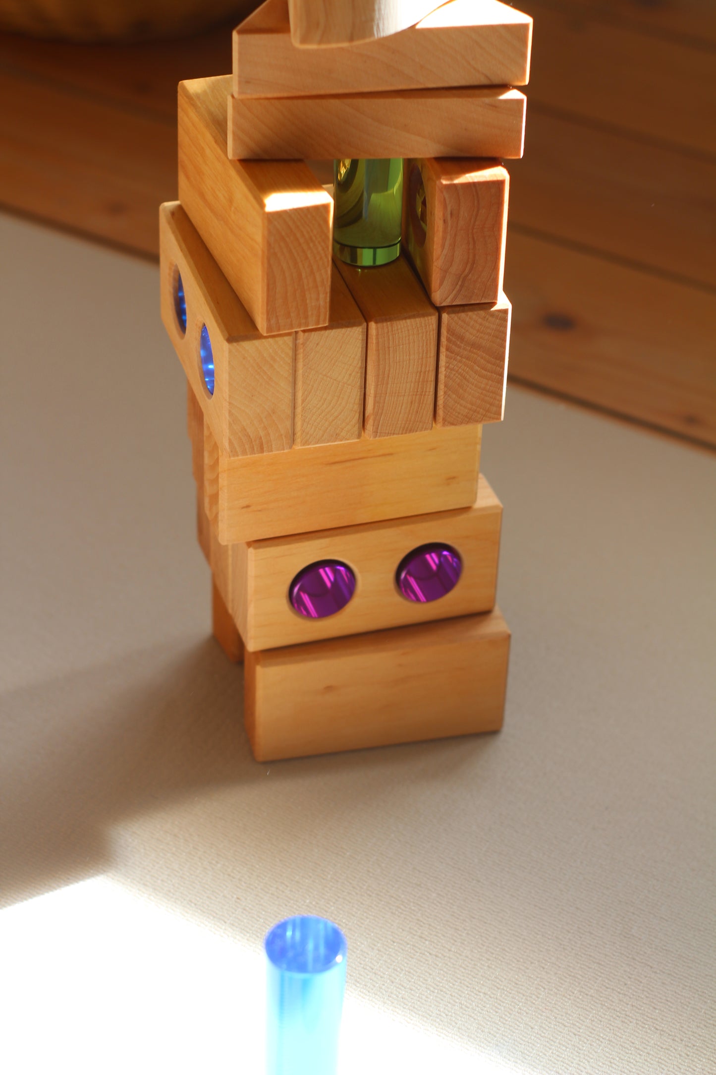 Kinderen bouwen creatief met Bauspiel Mini Mixed Box en combineren vormen vrij
