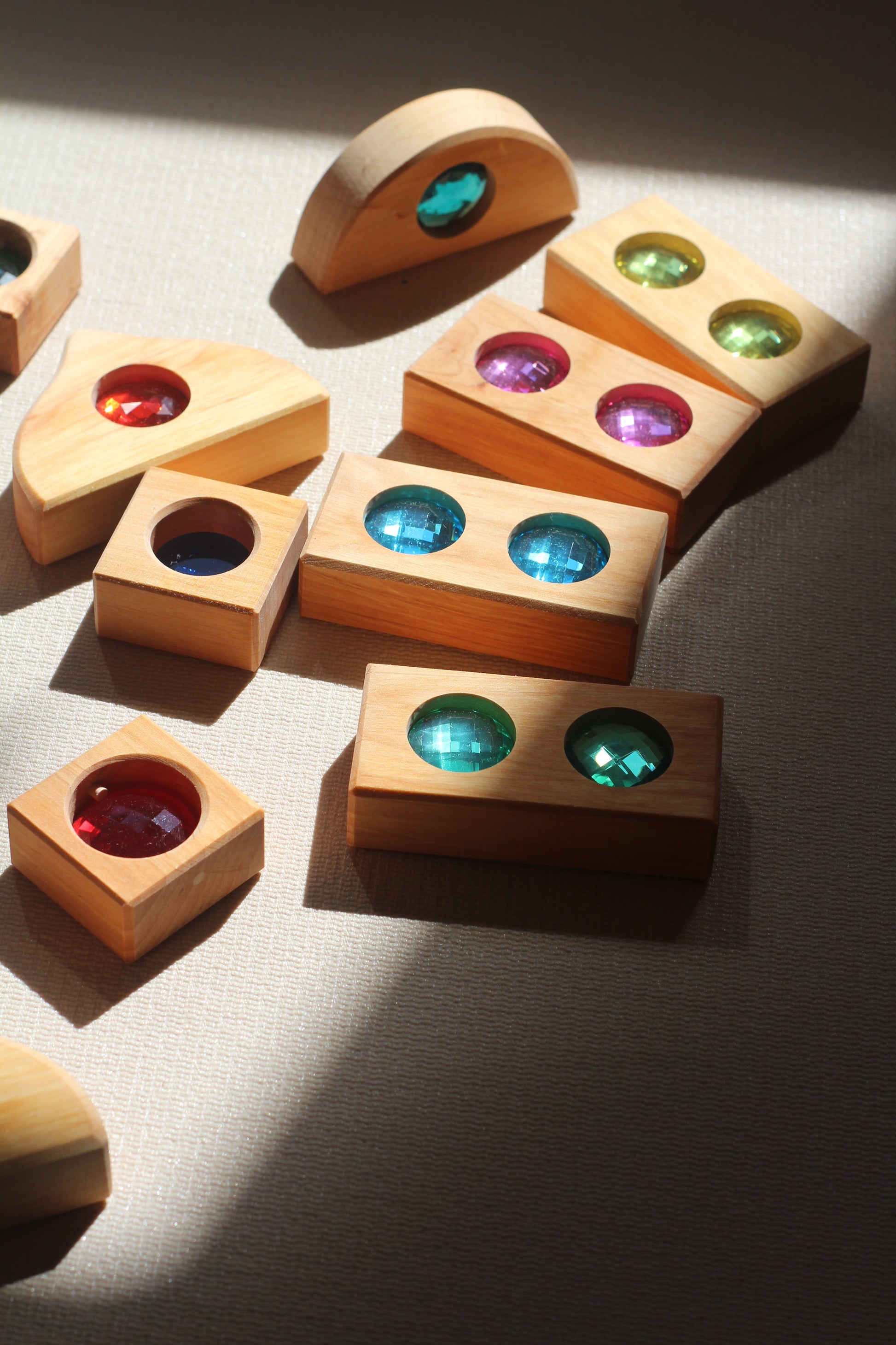 Detail van Bauspiel Mini Mixed Box met houten blokken en unieke vormen