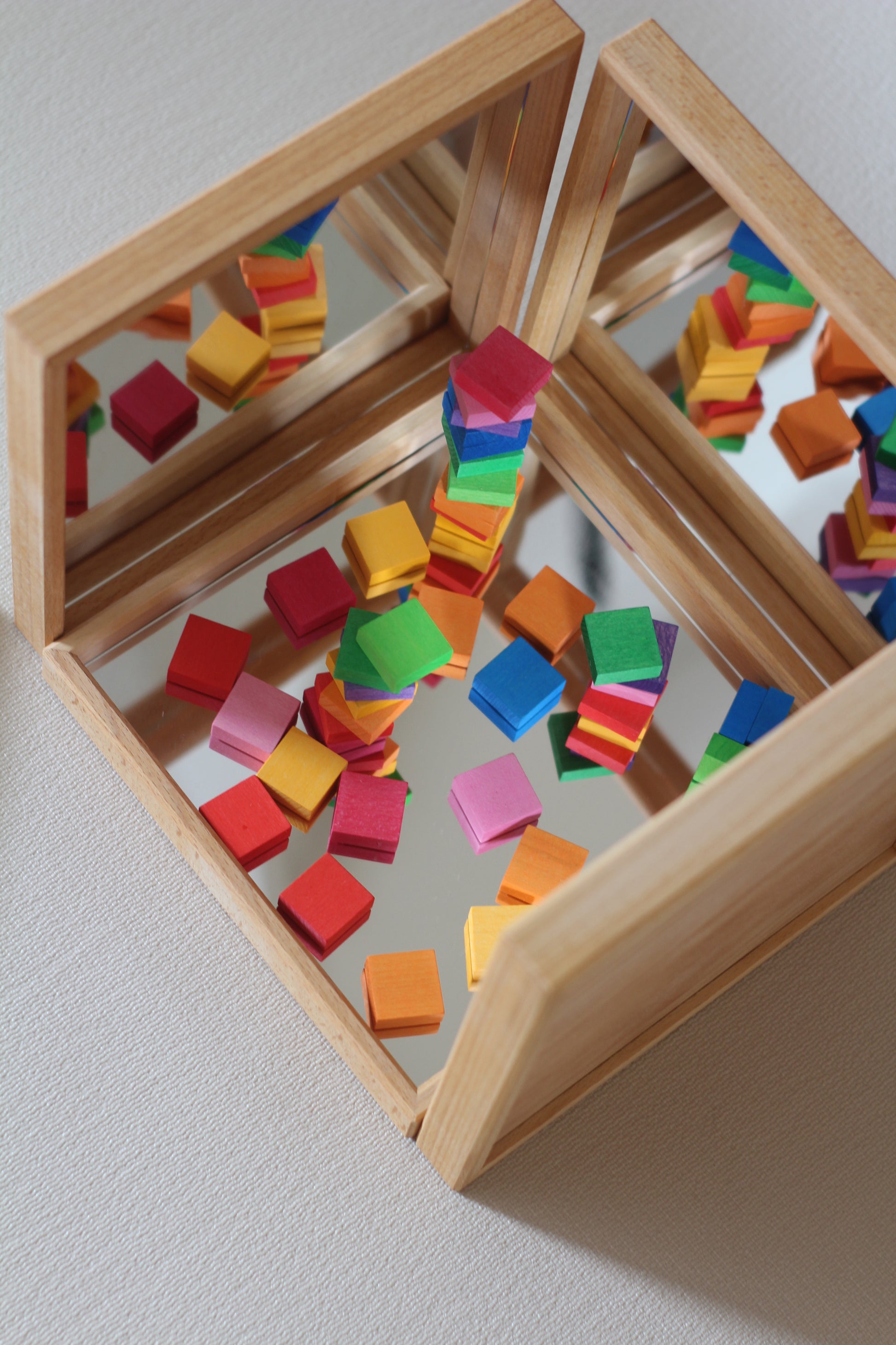Detail van Bauspiel Mirrored Trays houten kader met spiegel