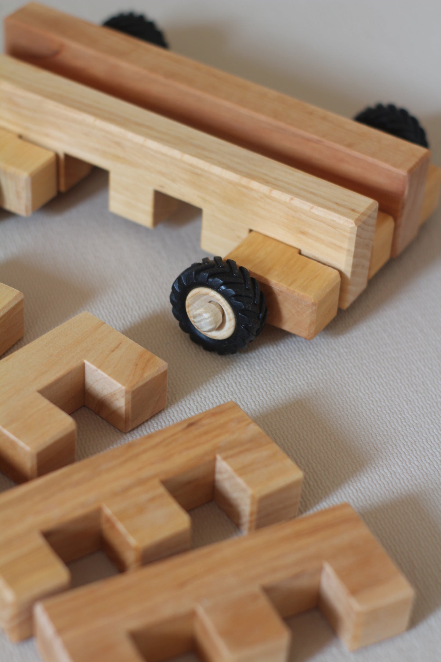 Detail van Bauspiel Wheel Kit M met houten blokken en wielen in open einde spel