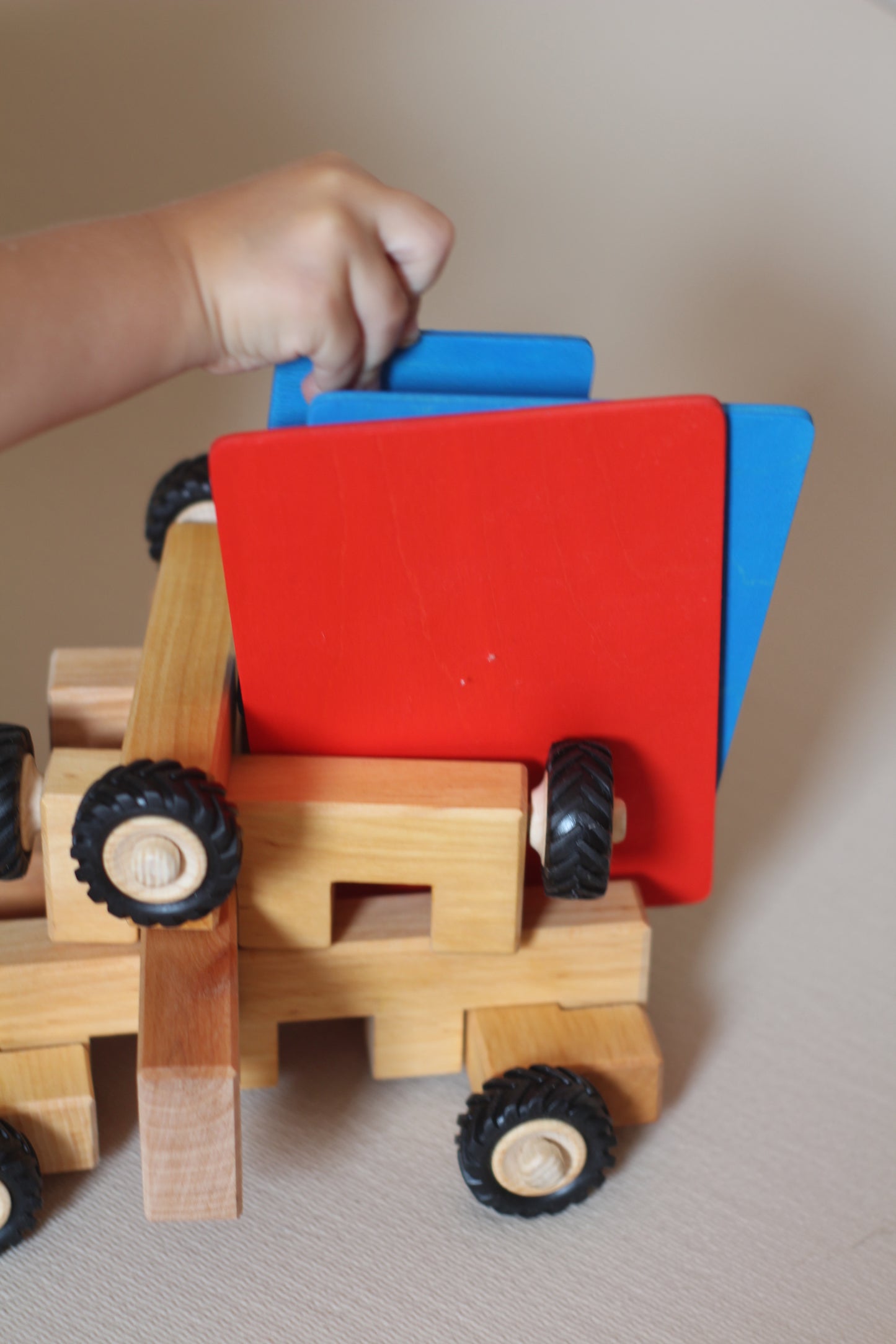Kinderen bouwen met Bauspiel Wheel Kit M en ontdekken bewegend constructiespel
