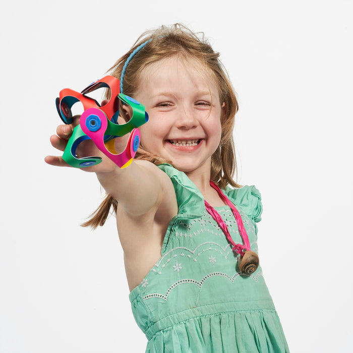 Kind toont een bal gebouwd met Clixo Tiny & Mighty Rainbow