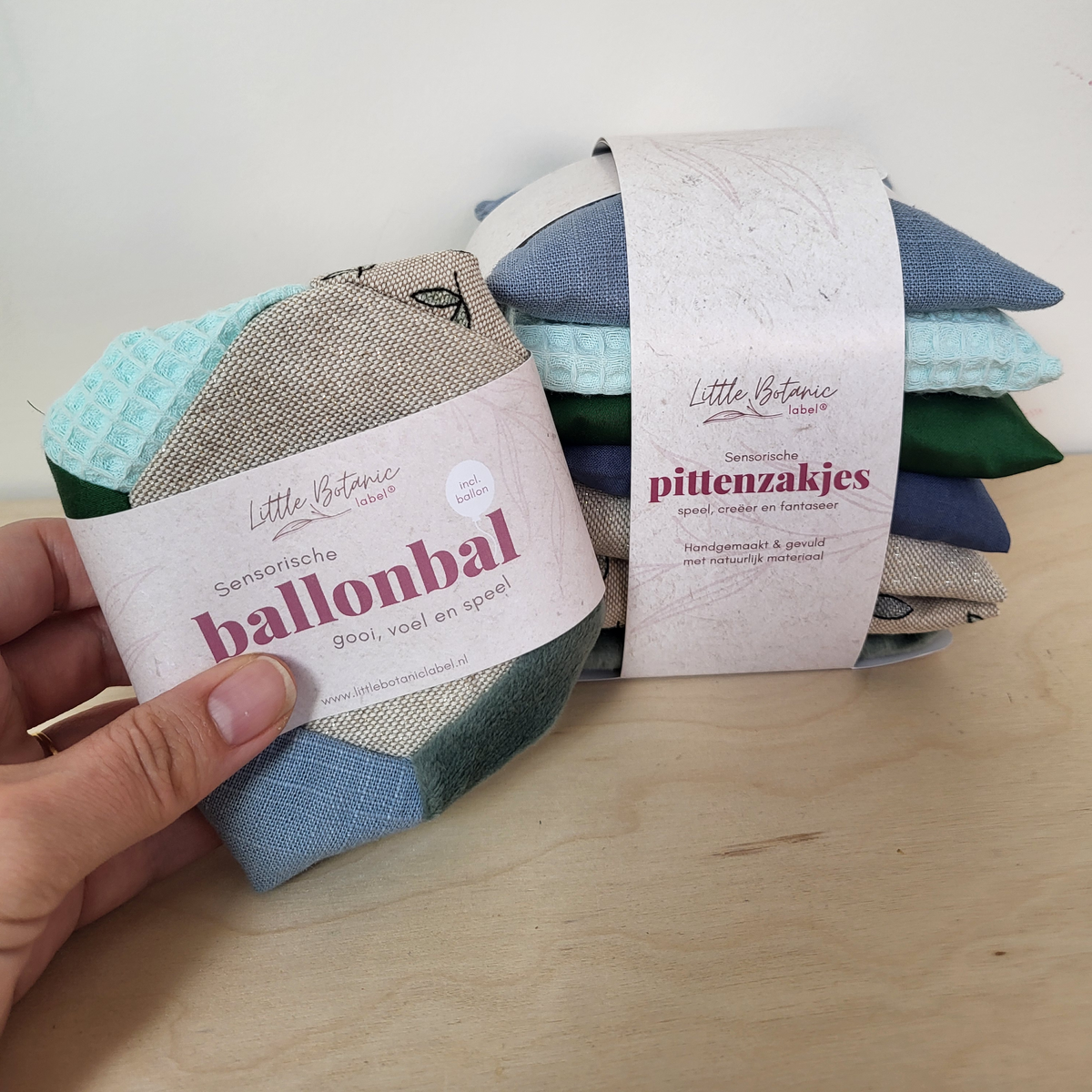 Speelbox Bewegen & ontdekken Green Jeans van Intoplay met sensorische ballonbal en pittenzakjes