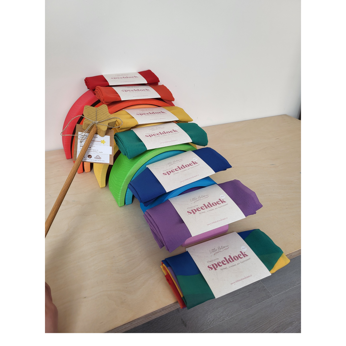 Intoplay zomercollectie speelbox met houten regenboog, speeldoeken en fantasierijk speelgoed