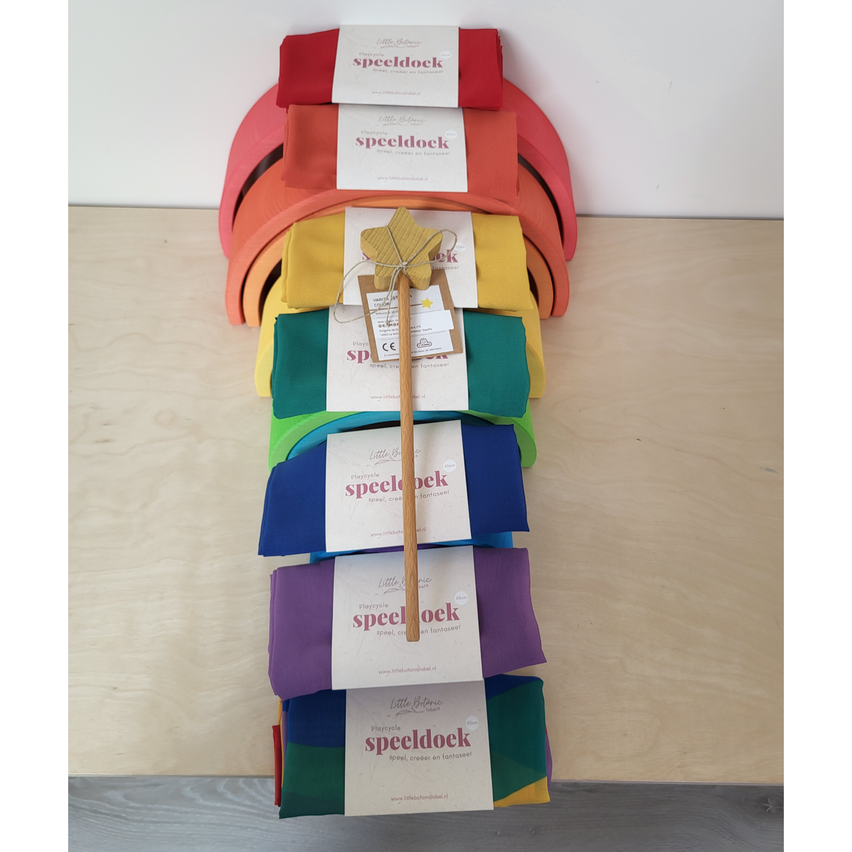 Intoplay speelbox met houten regenboog, speeldoeken en fantasierijk open einde speelgoed voor zomerspel