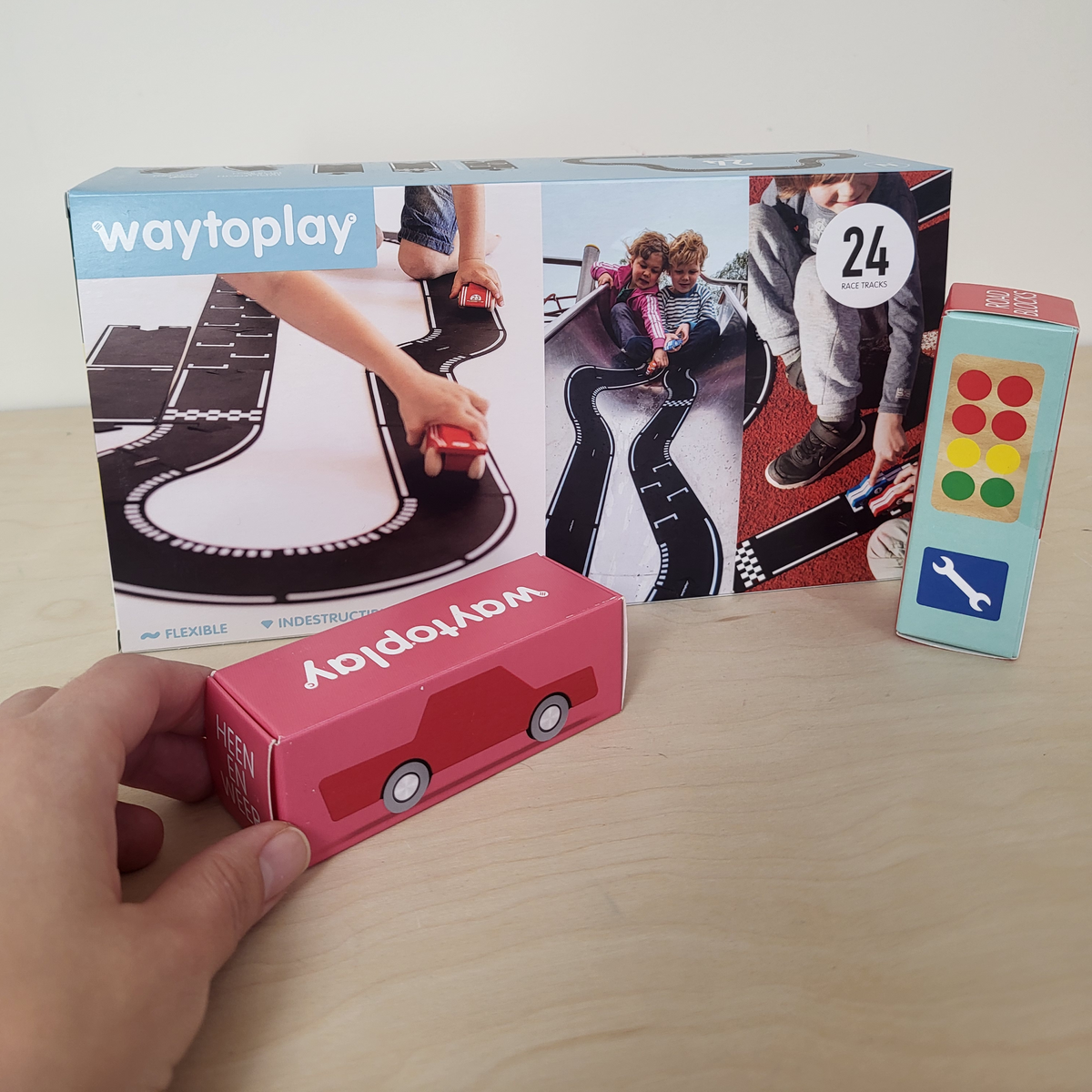 Speelbox Grand Prix avontuur van Intoplay met Waytoplay racebaan, auto en race signs