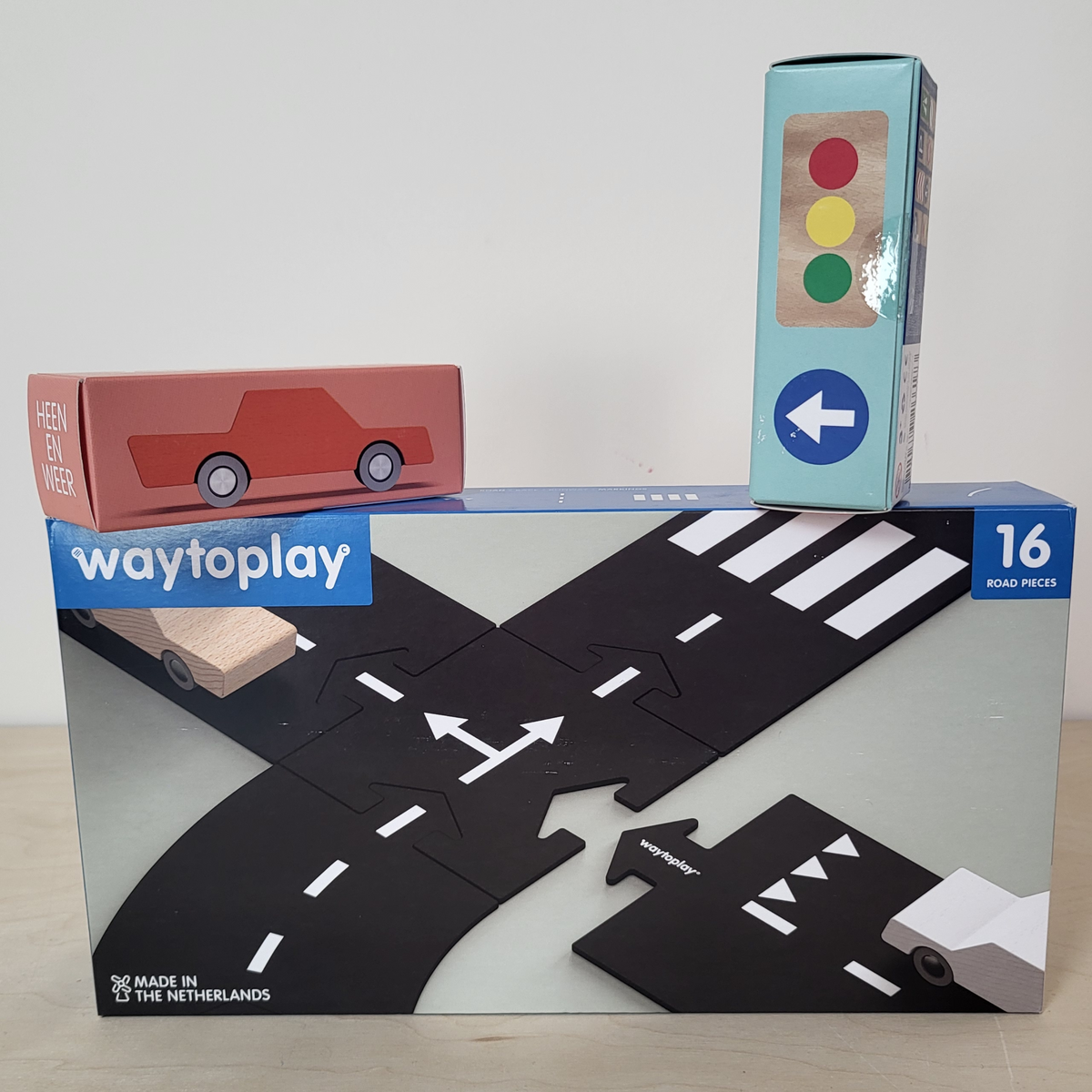 Speelbox Op weg naar avontuur van Intoplay met Waytoplay wegen, auto en traffic signs