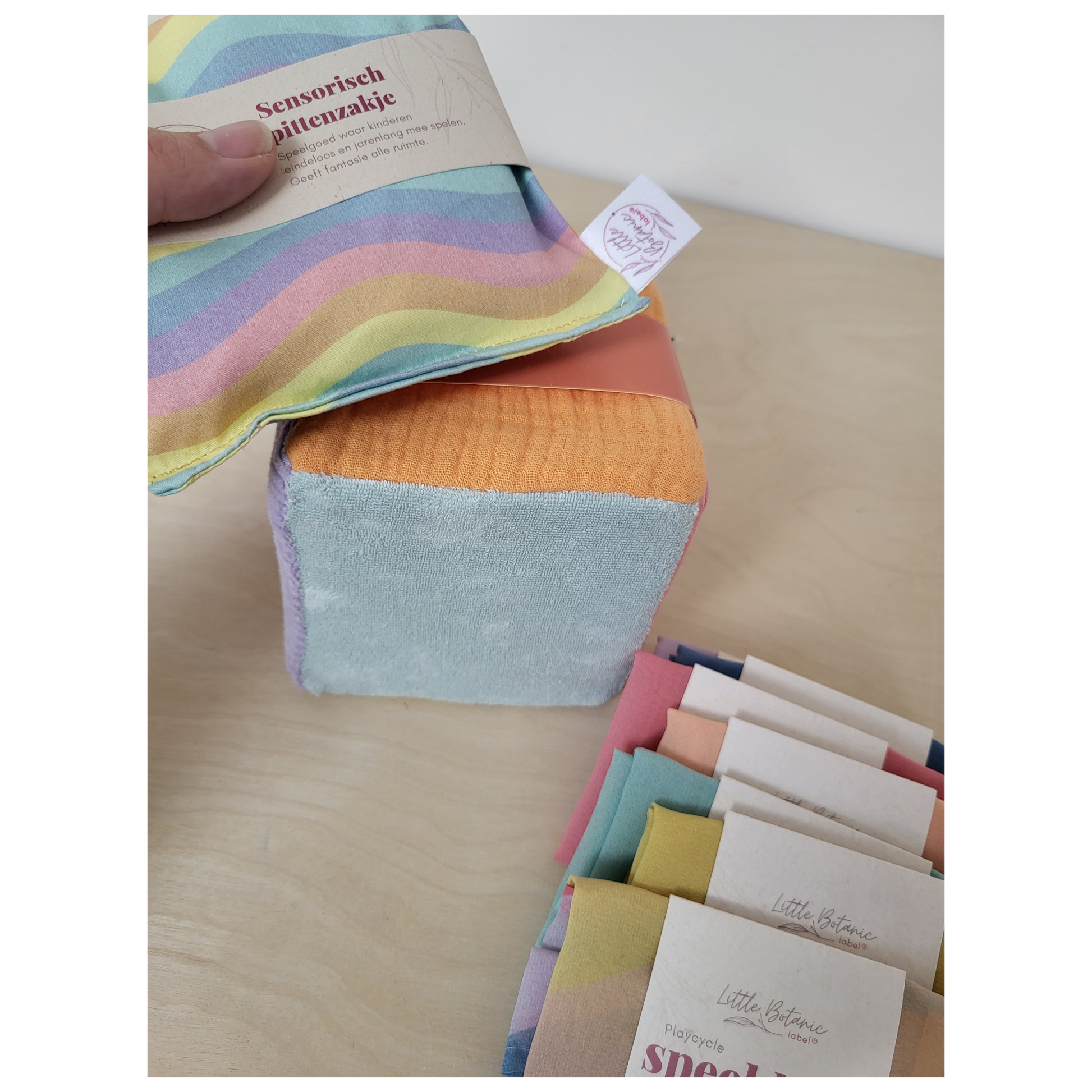 Intoplay speelbox met pastel speeldoeken, pittenzakje en kubus voor sensorisch spel