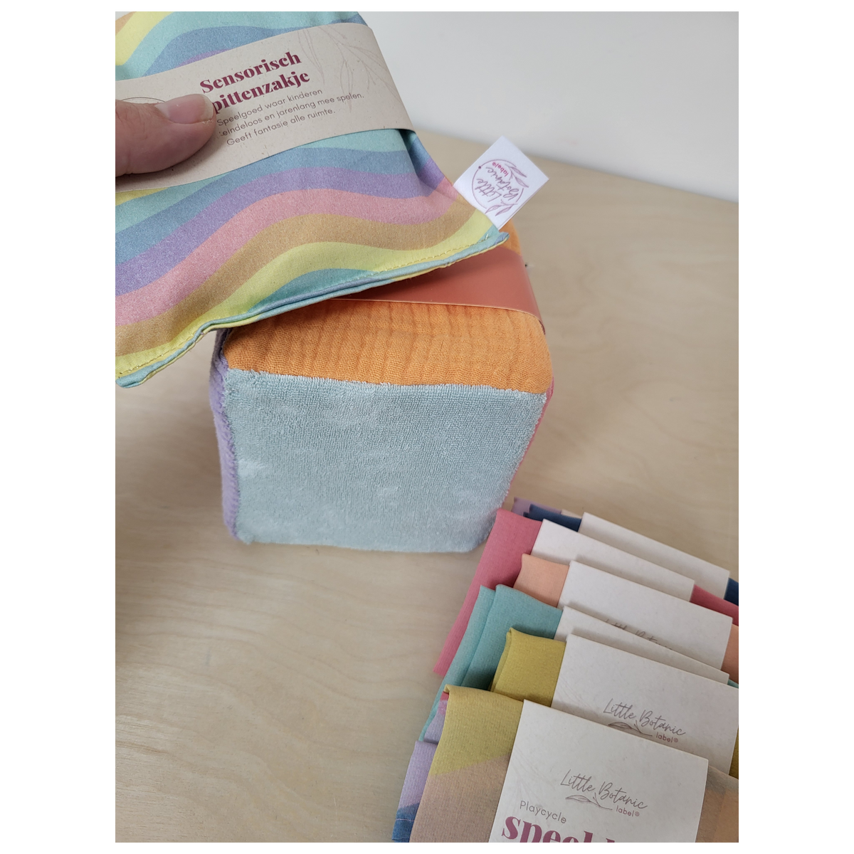 Intoplay speelbox met pastel speeldoeken, pittenzakje en kubus voor sensorisch spel