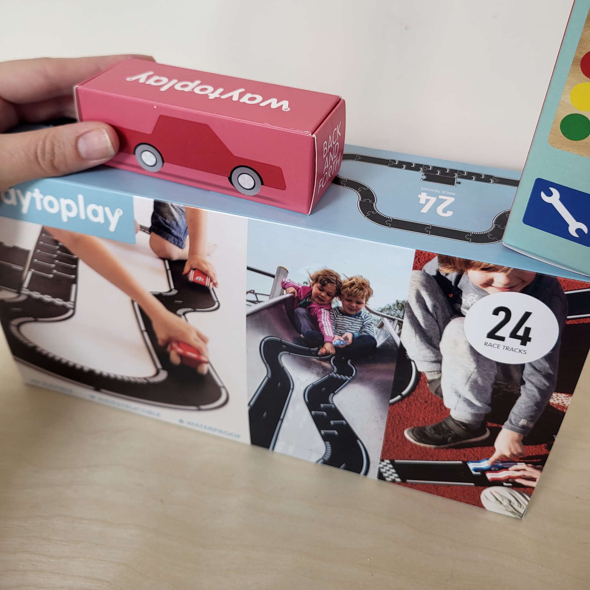 Open einde speelgoed van Intoplay met racewegen, auto en race signs voor avontuur