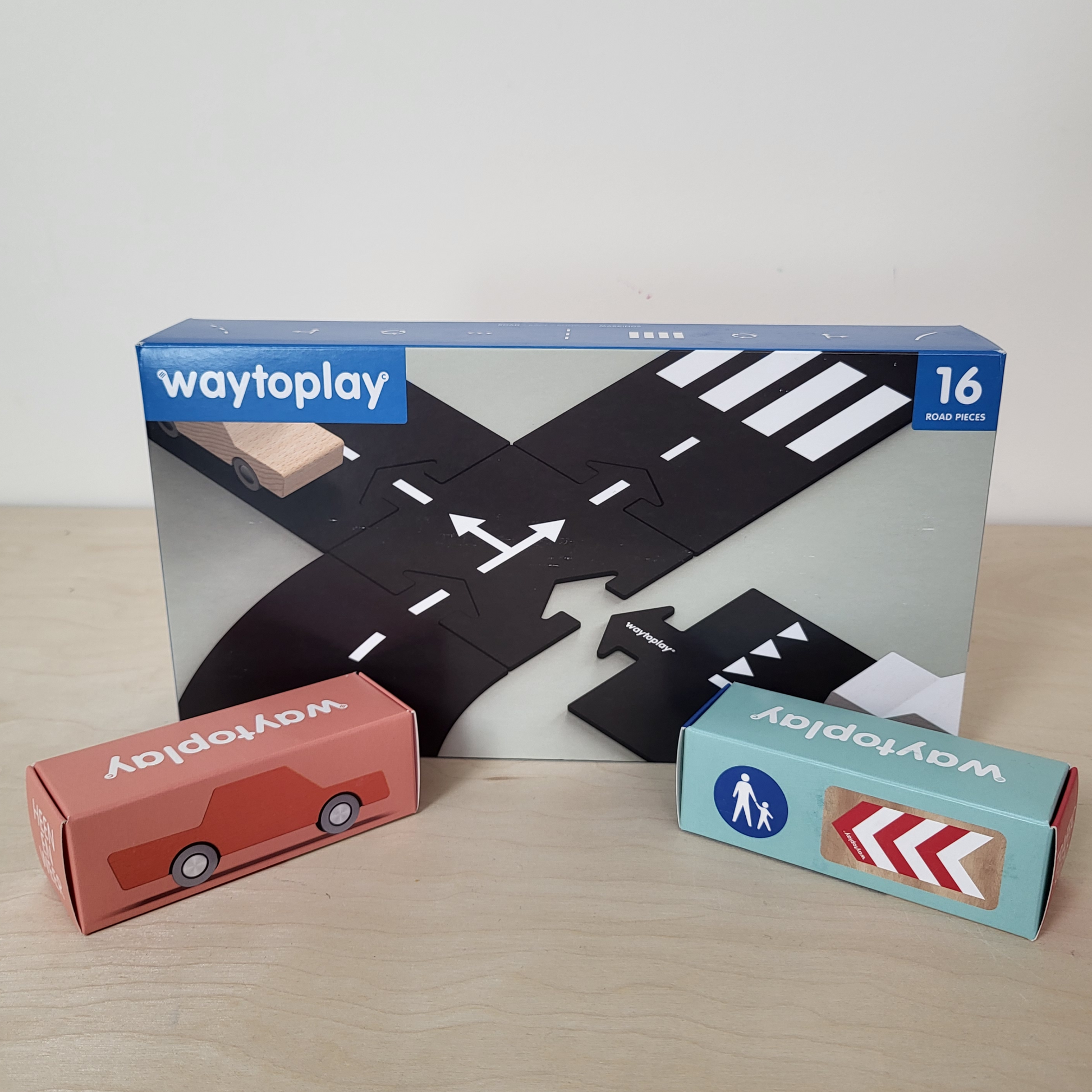 Open einde speelgoed van Intoplay met flexibele wegen en speelgoedauto voor avonturen