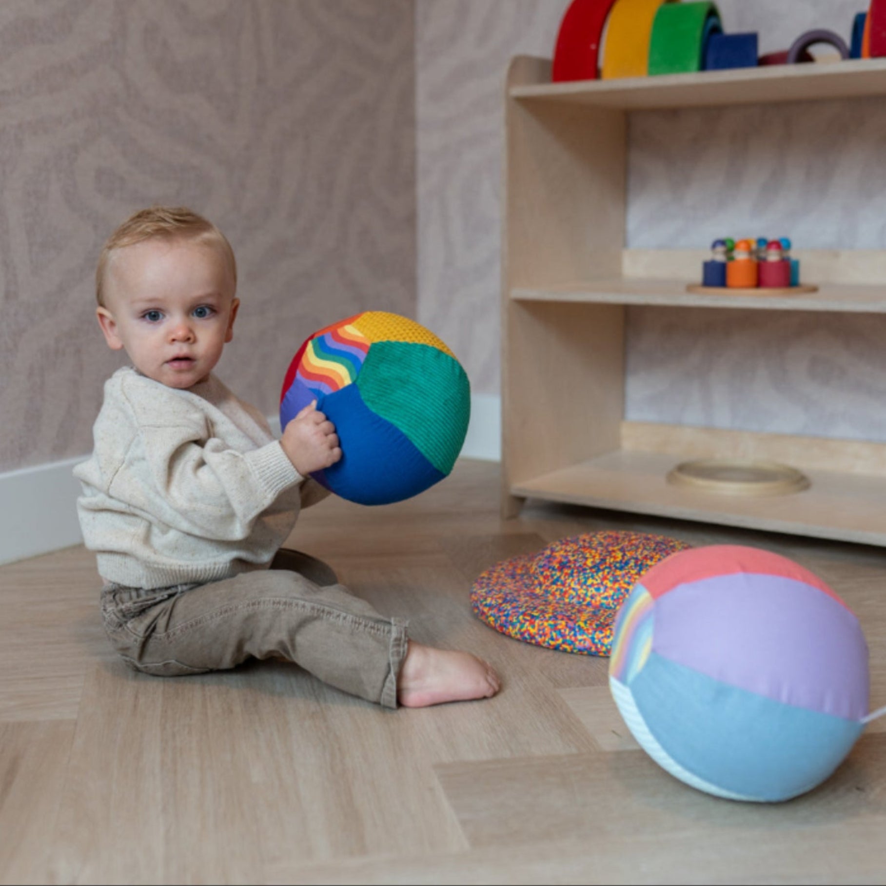 Kind speelt met de Little Botanic Label ballonballen Regenboog en Pastel tijdens vrij spel