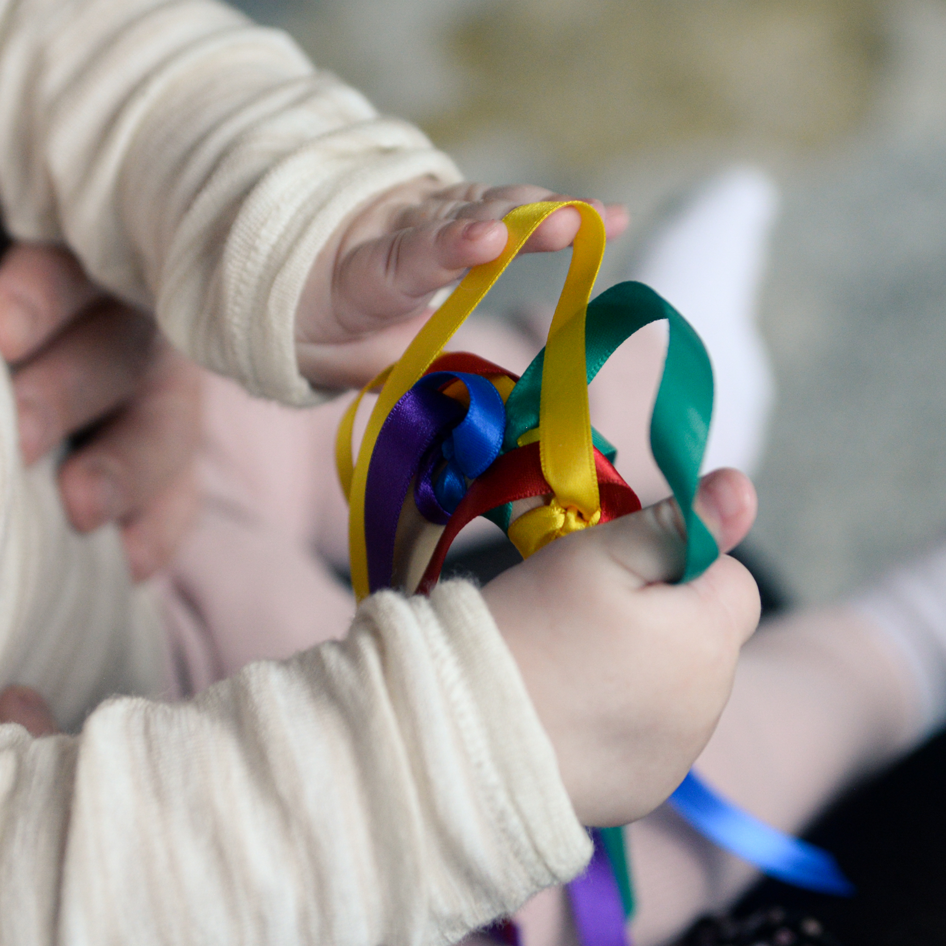 baby speelt met handvlieger naturel