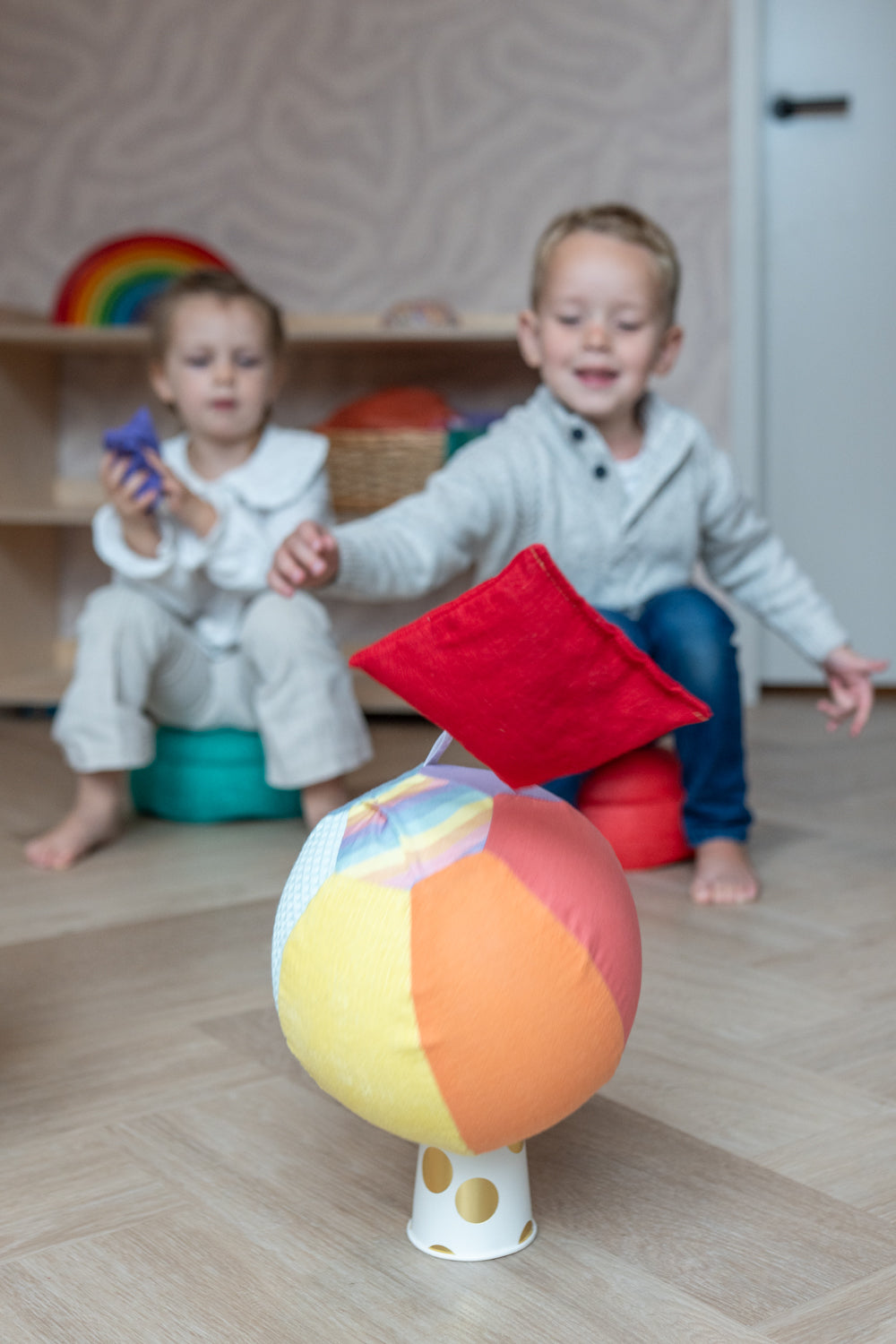 kind gooit pittenzakje naar sensorische ballonbal Little Botanic Label