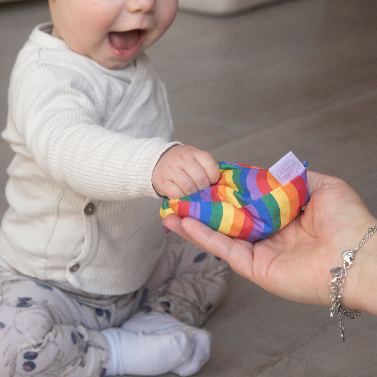 kind speelt met pittenzakje Regenboog