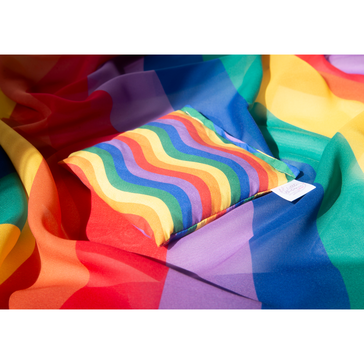 pittenzakje Regenboog Waves op speeldoek Little Botanic Label