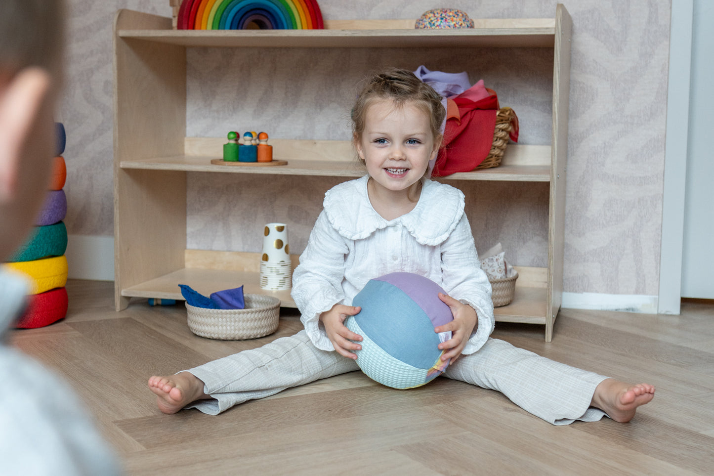 kind speelt met sensorische ballonbal Little Botanic Label1