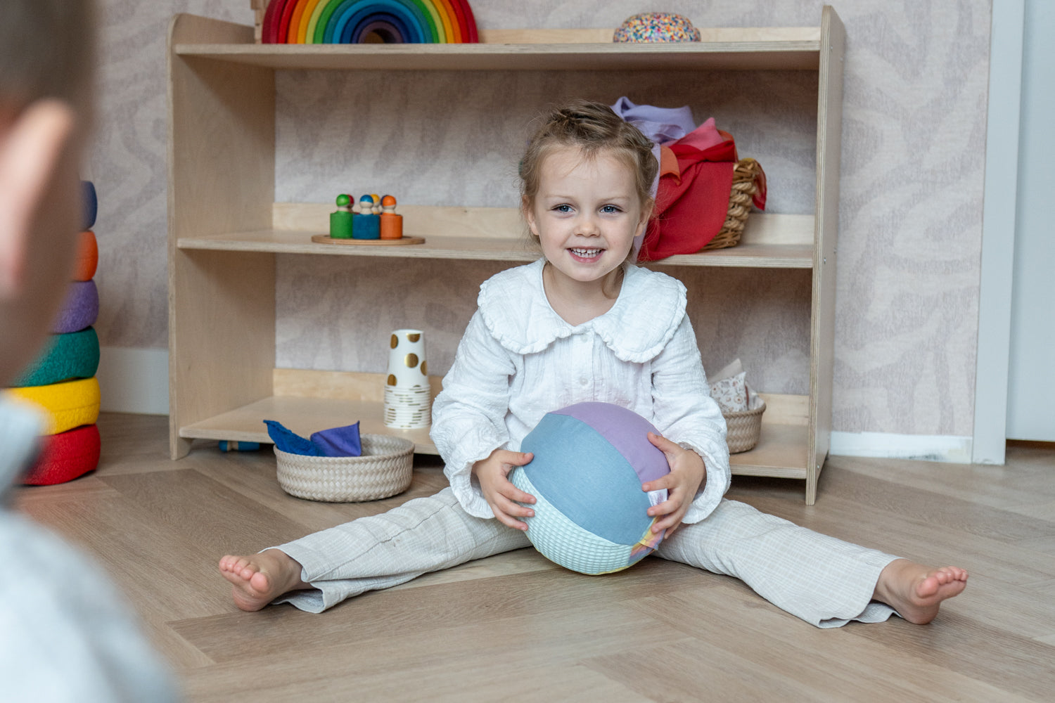 kind speelt met sensorische ballonbal Little Botanic Label1