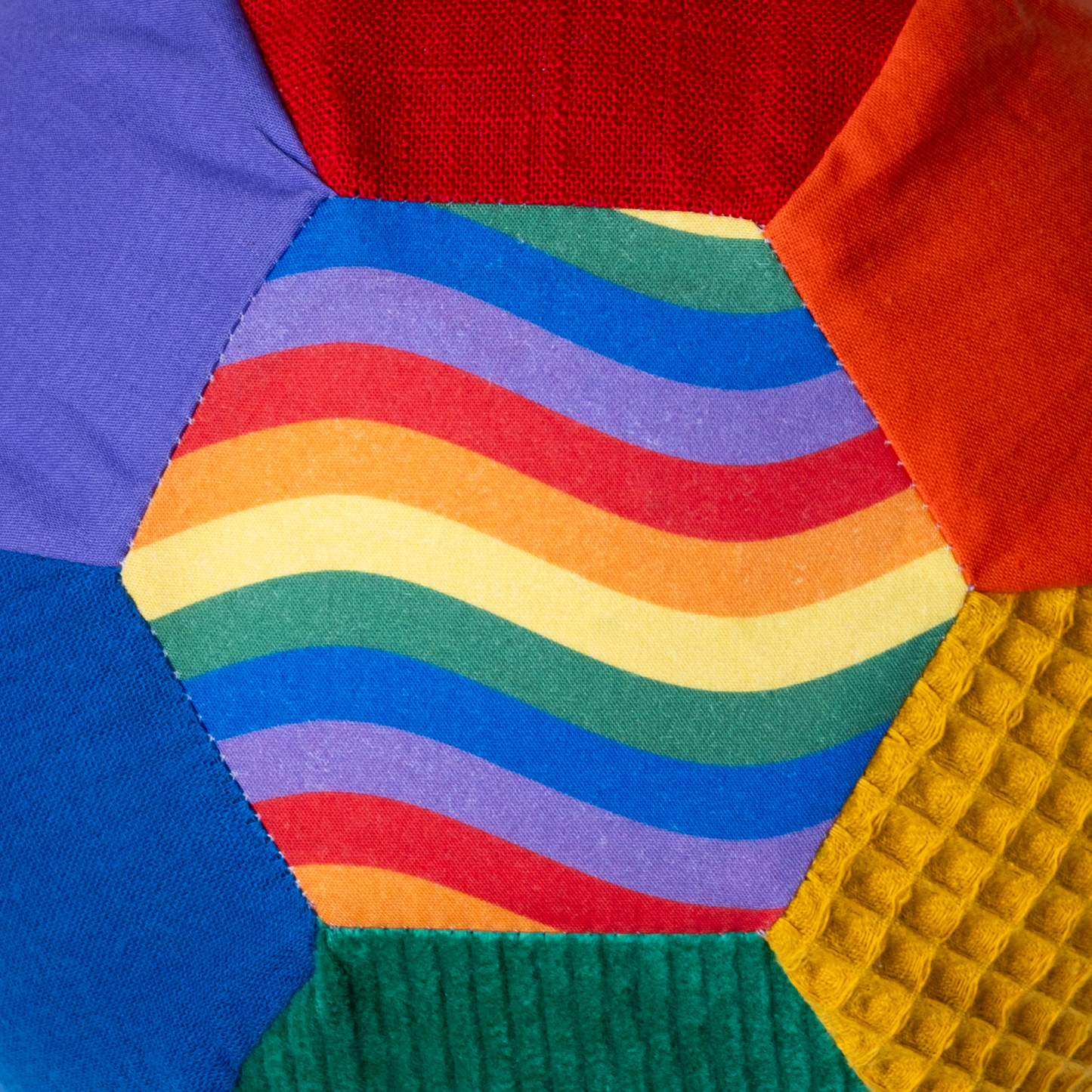 detail van sensorische ballonbal regenboog Little Botanic Label