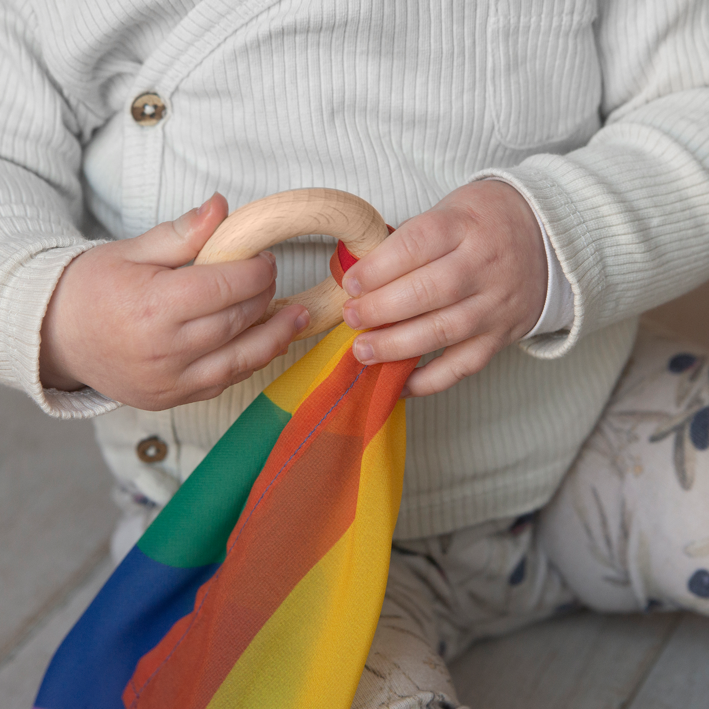 detail van zachte stof speeldoek 30cm regenboog waves