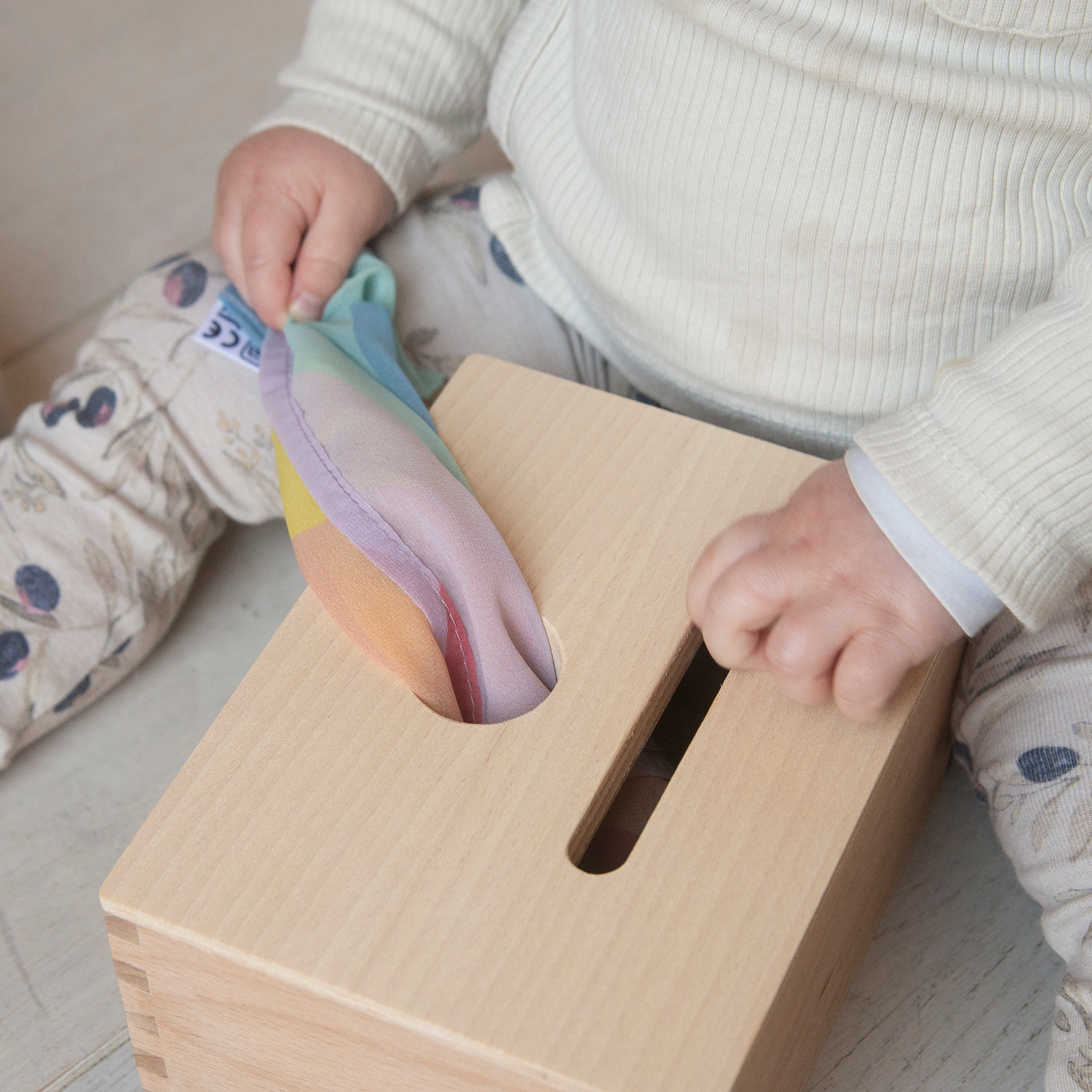 kind speelt met speeldoeken 30cm Little Botanic Label