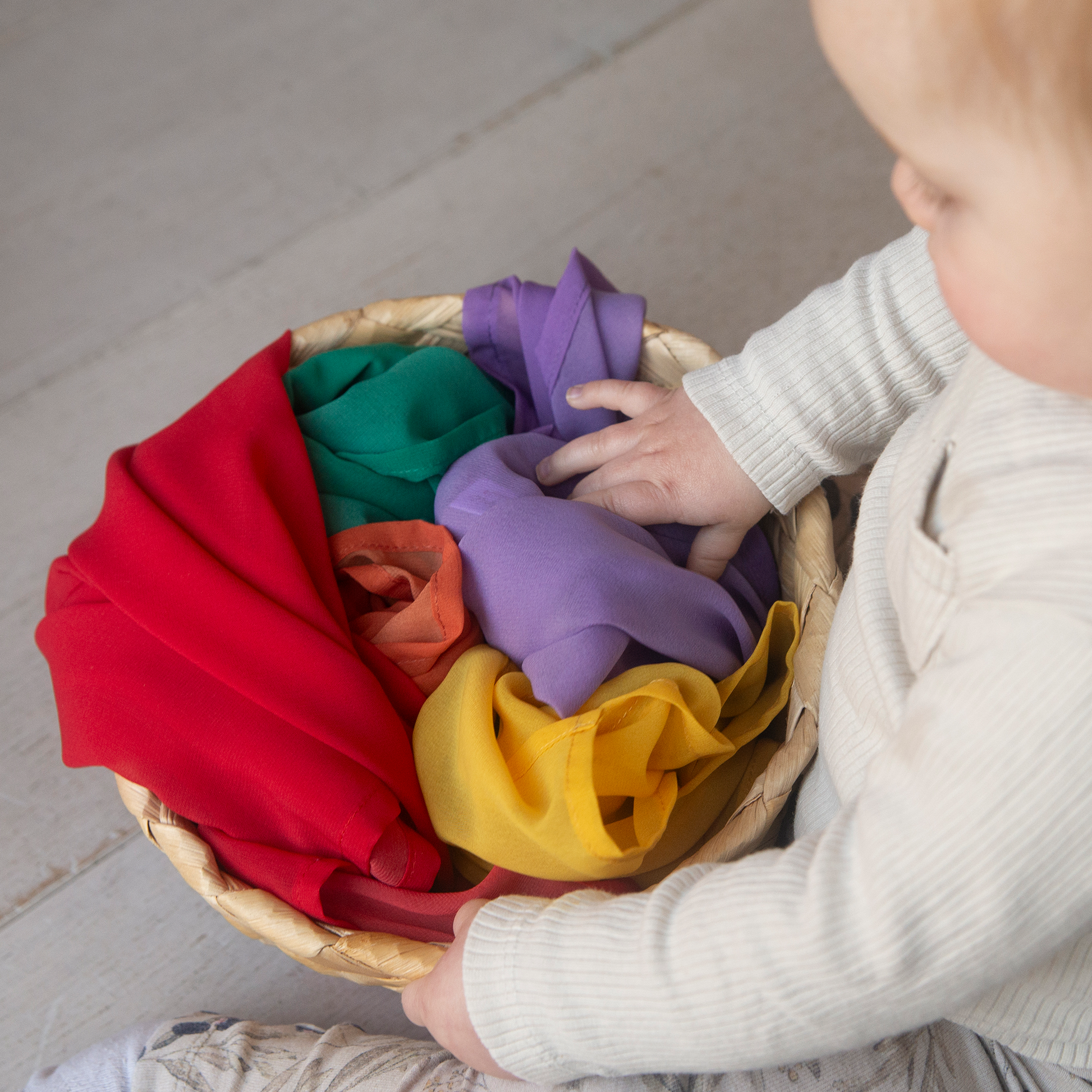 kind speelt met speeldoeken 65cm Little Botanic Label