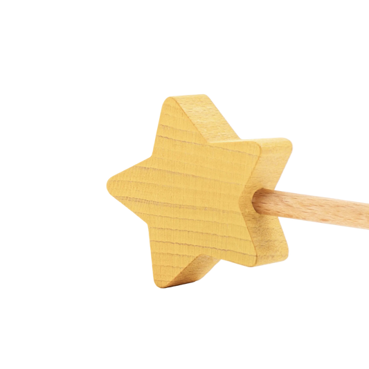 Detail van de gele houten Star on a Stick van Ocamora