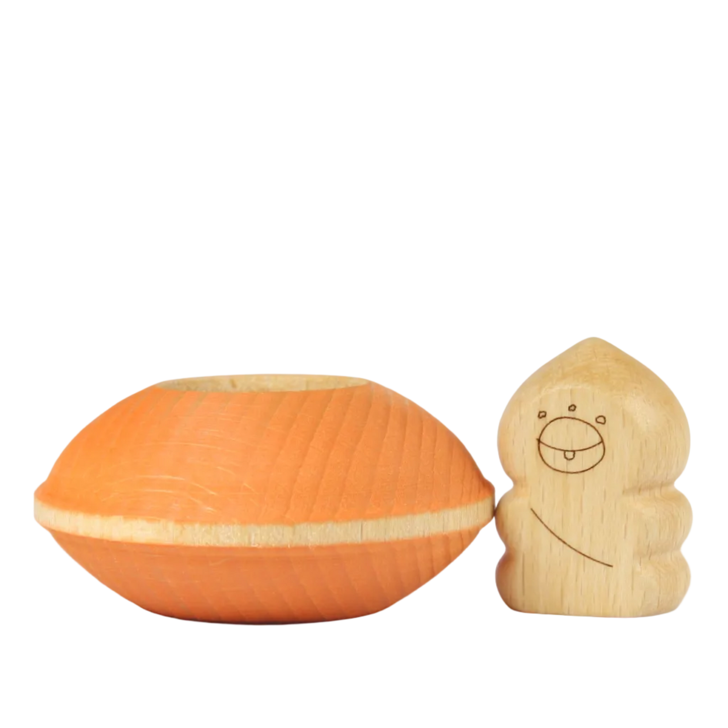 Detail van de oranje houten UFO van Ocamora