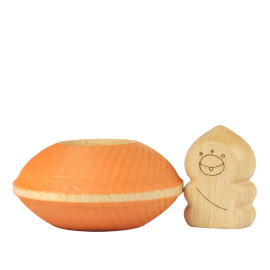 Detail van de oranje houten UFO van Ocamora