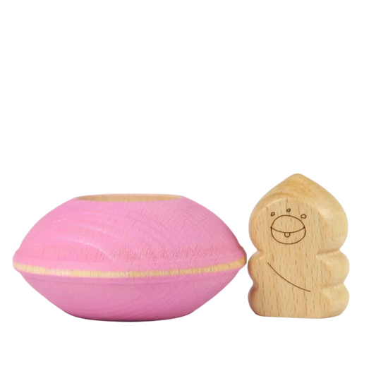 Detail van de roze houten UFO van Ocamora