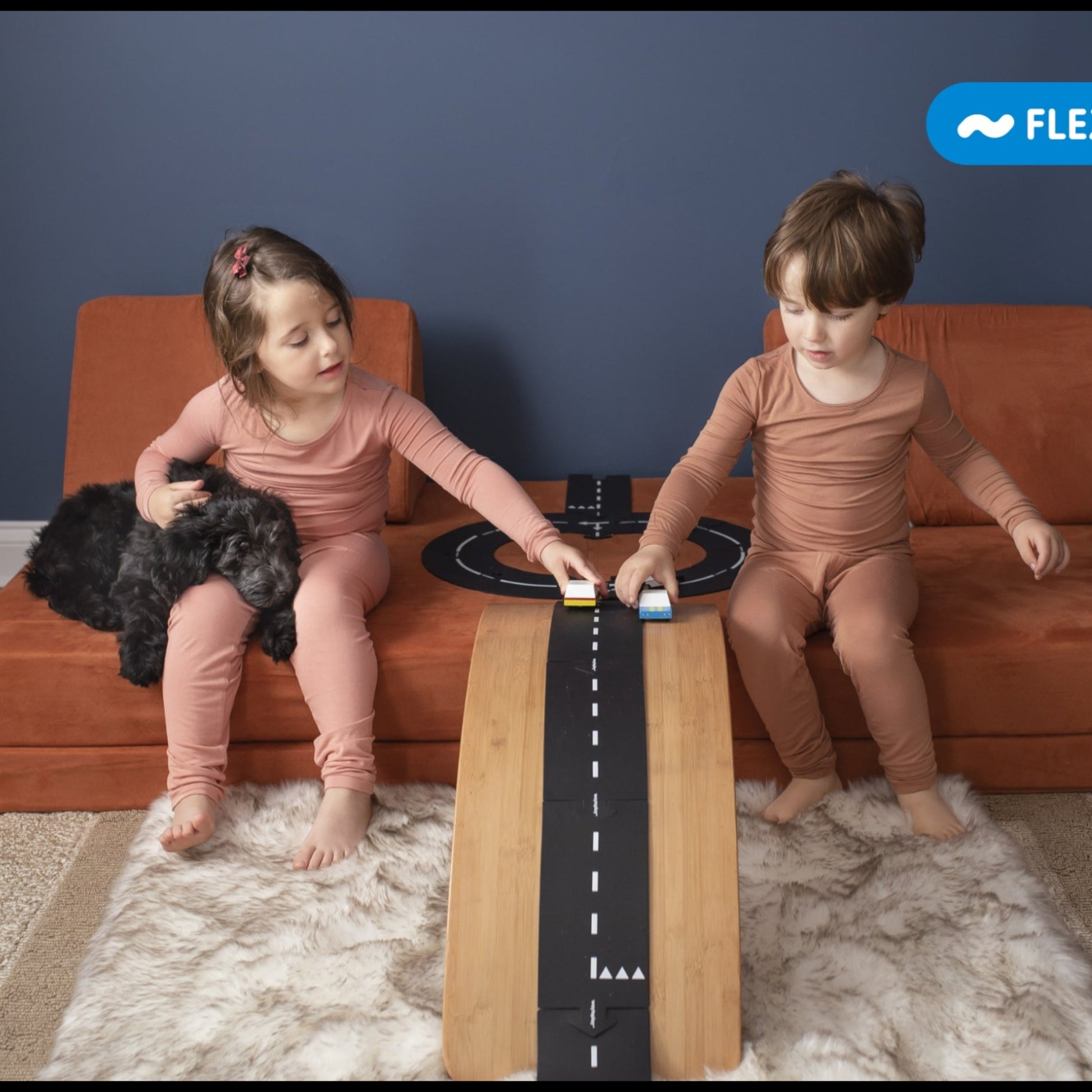 Kinderen spelen met Waytoplay Expressway flexibele autobaan binnenshuis