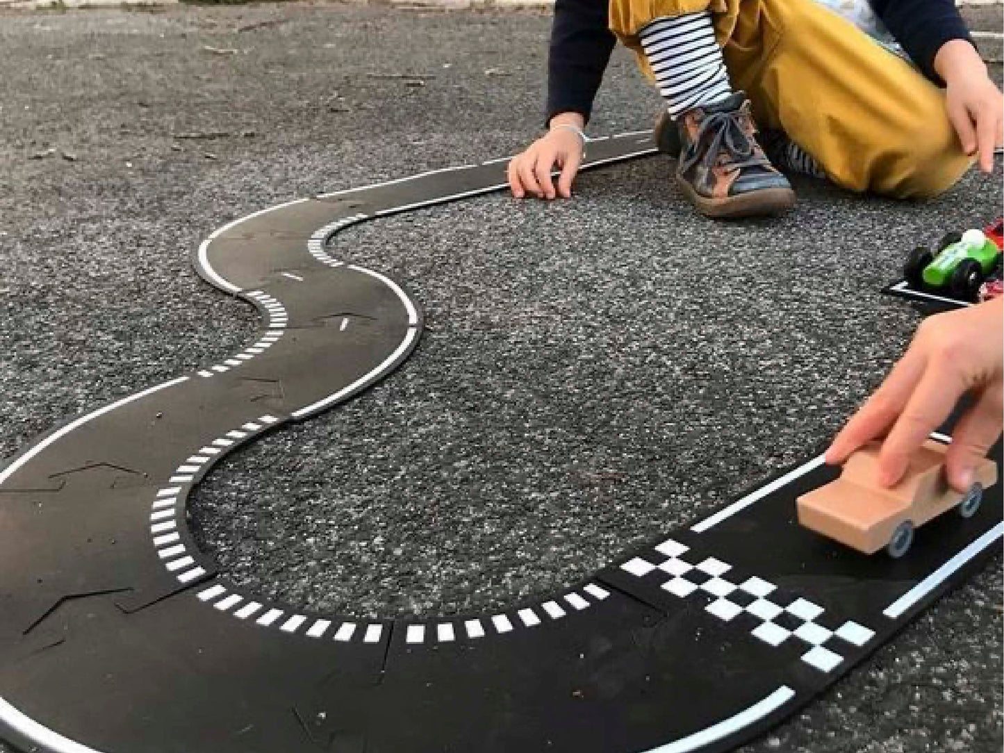 Waytoplay Grand Prix racebaan op asfalt met houten speelgoedauto