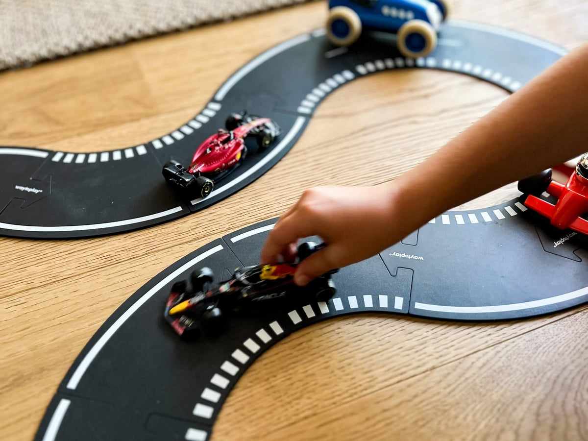 Kind speelt met racewagens op de Waytoplay Grand Prix racebaan binnenshuis