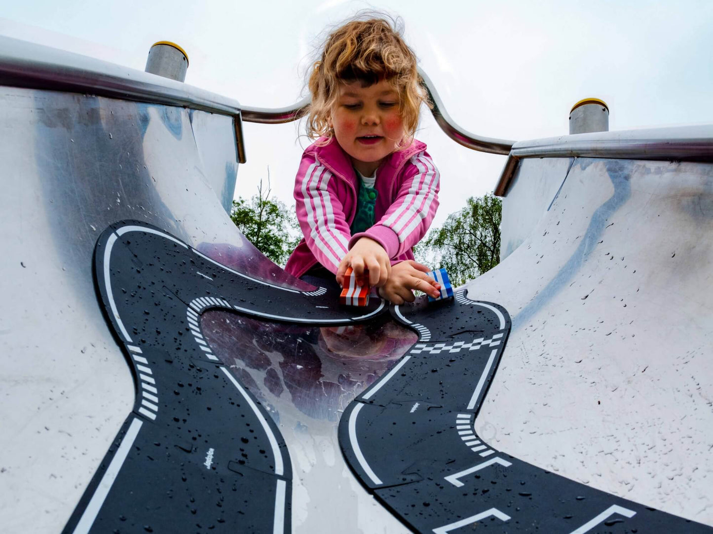 Kind speelt met Waytoplay Grand Prix racebaan in een skatepark
