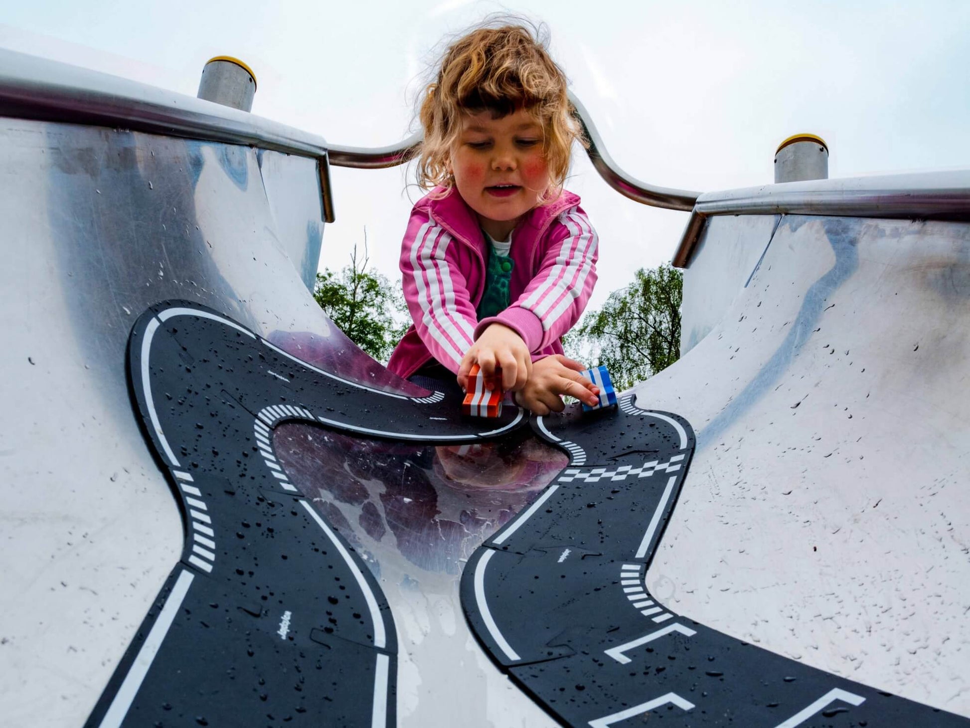 Kind speelt met Waytoplay Grand Prix racebaan in een skatepark